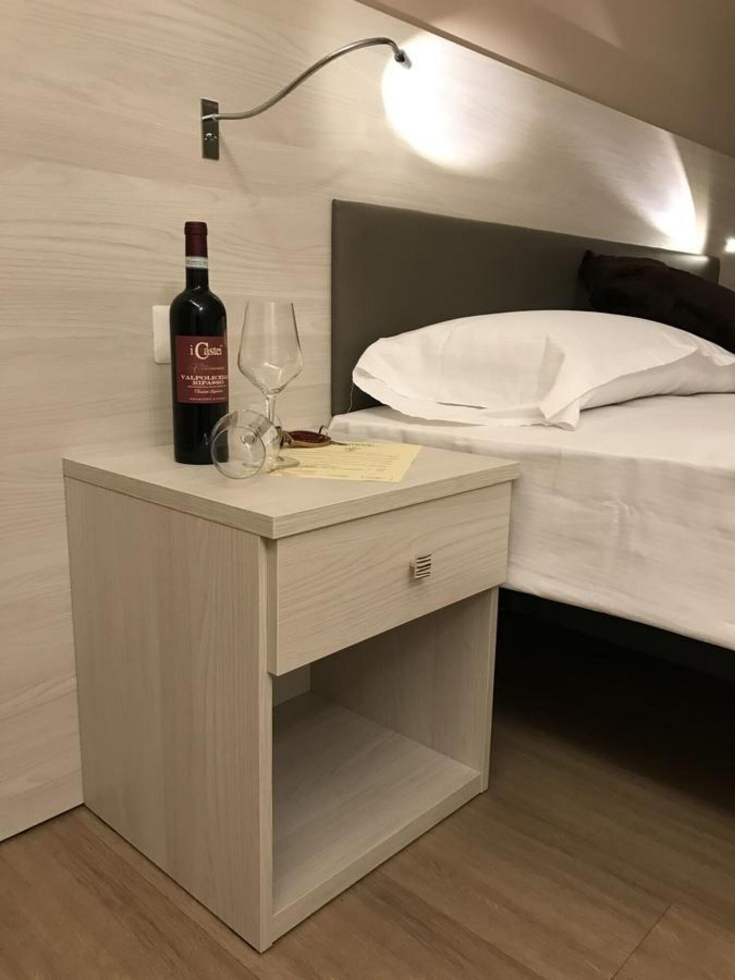 多加纳酒店 西尔米奥奈 外观 照片